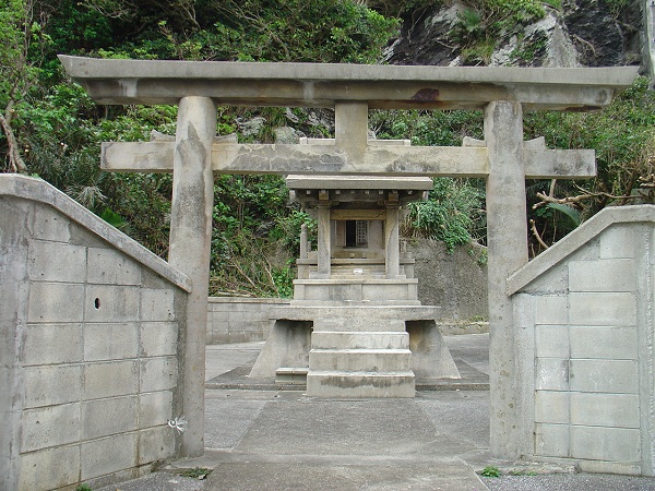 石造りの鳥居の奥に拝所が建立されている海神宮の写真